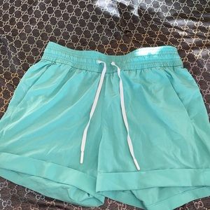 lululemon green athletic chill nice shorts withtie
